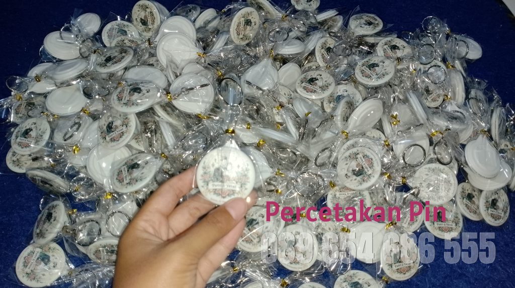 pin gantungan kunci custom murah souvenir pernikahan Bantul