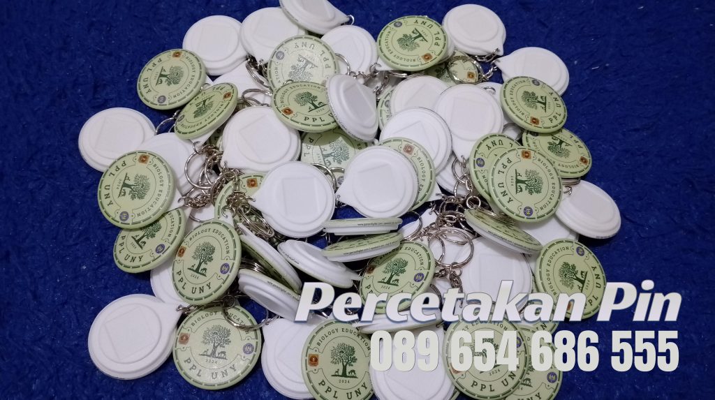 Pin peniti dan gantungan kunci custom souvenir wisuda sekolah Bantul