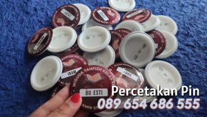 Pin peniti custom souvenir wisuda sekolah Bantul