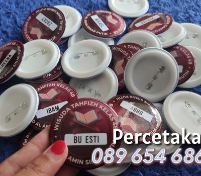 Pin peniti custom souvenir wisuda sekolah Bantul
