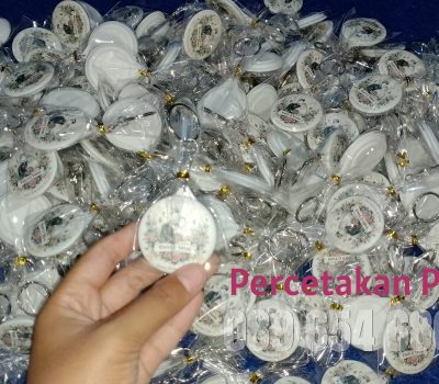 pin gantungan kunci custom murah souvenir pernikahan Bantul