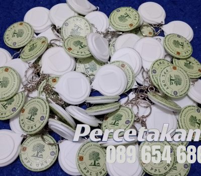 Pin peniti dan gantungan kunci custom souvenir wisuda sekolah Bantul